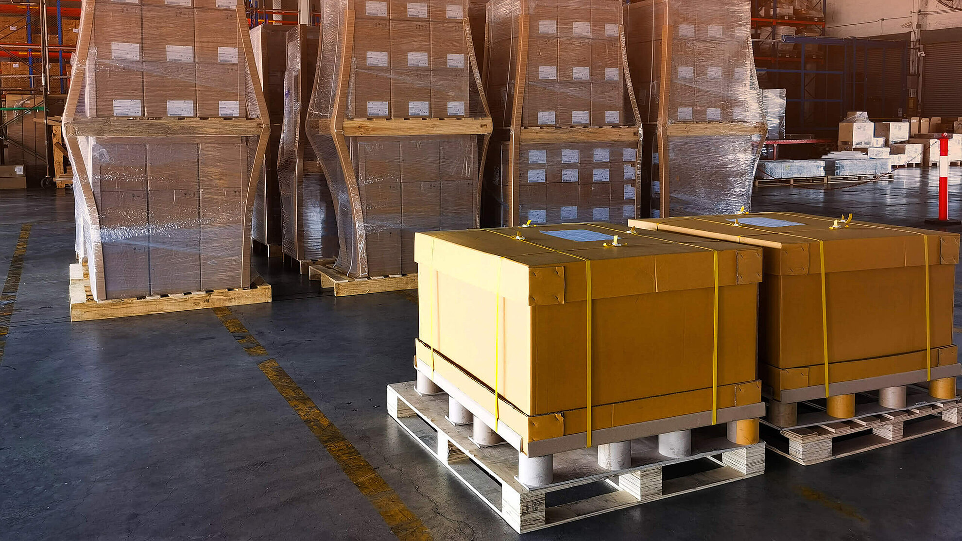 Paletten im Lager einer Gewerbehalle