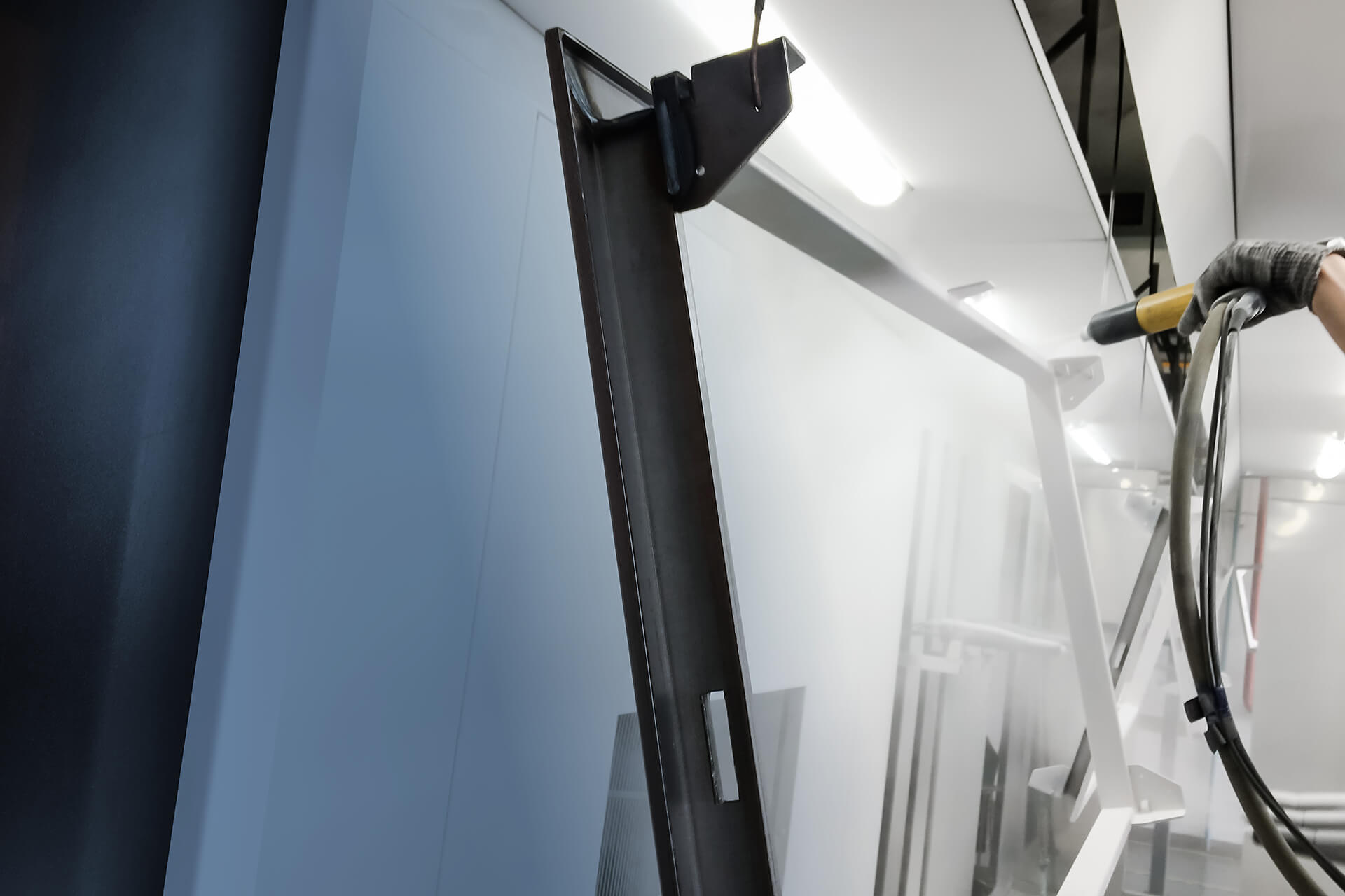 Lackierarbeiten an einem Metallrahmen